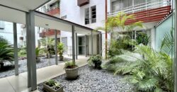 Se vende acogedor departamento con balcon y vista a lindo jardin interno en Miraflores